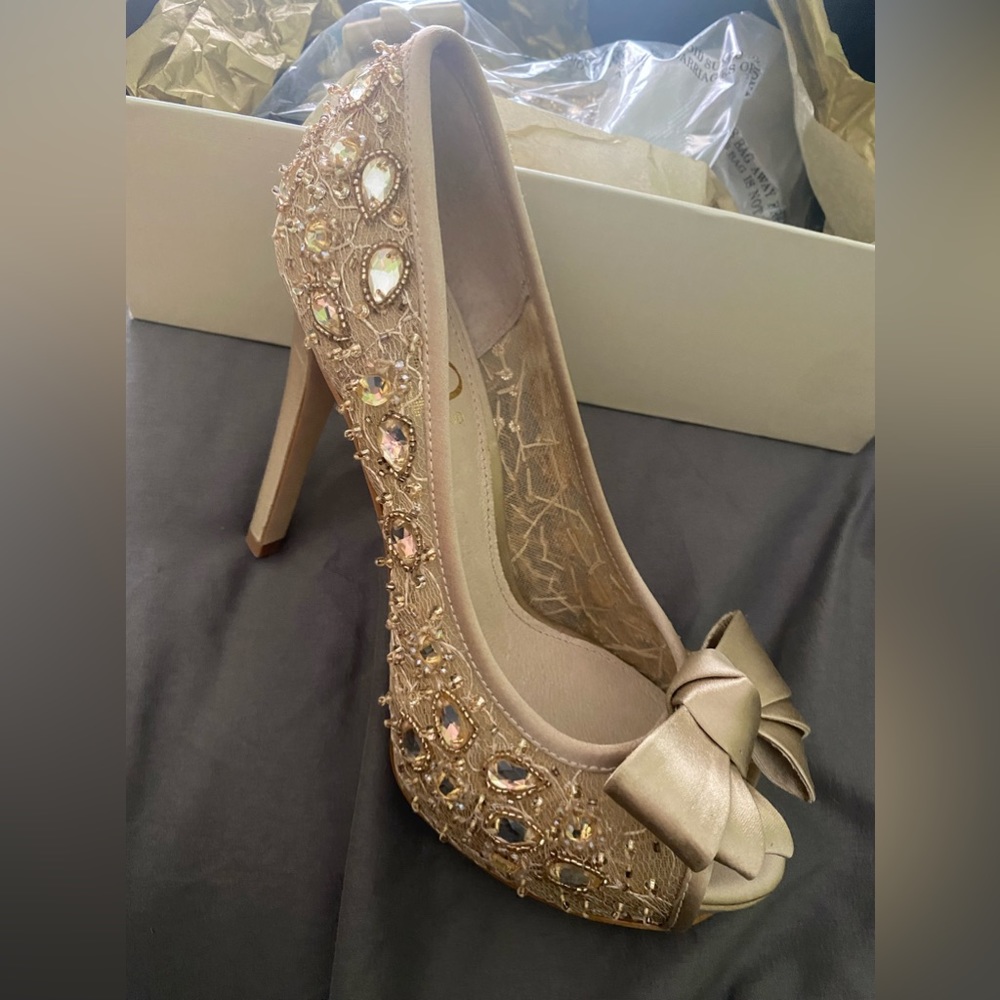 Joan & David Cream Dacutie Platform Pumps